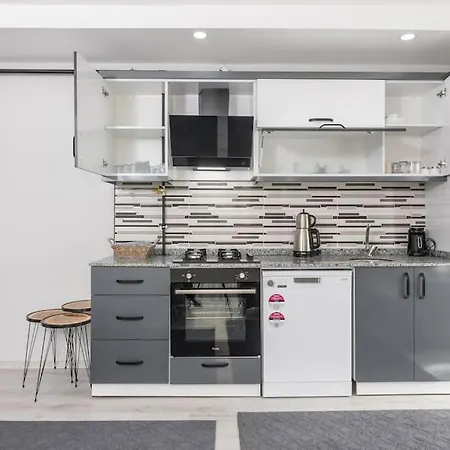 7-sehir Merkezinde 4 Yatak Odali Apartamento